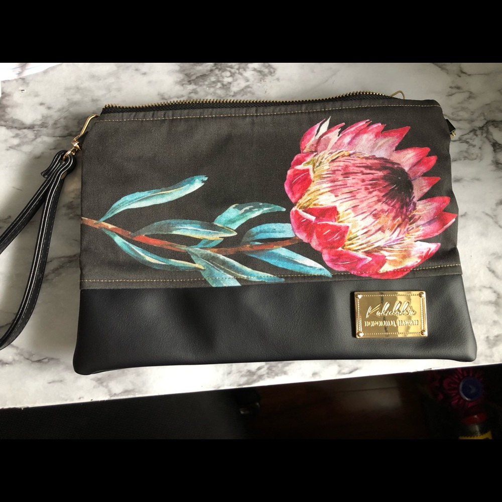 Kahulale’a wristlet